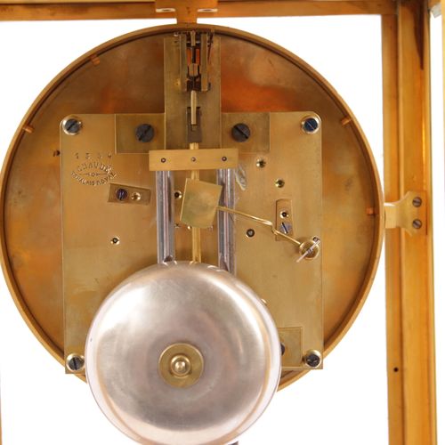A French gilt-brass four-glass mantel clock 一个法国鎏金黄铜四玻璃壁炉钟，19世纪末，珐琅表盘上有罗马数字和中央秒针&hellip;
