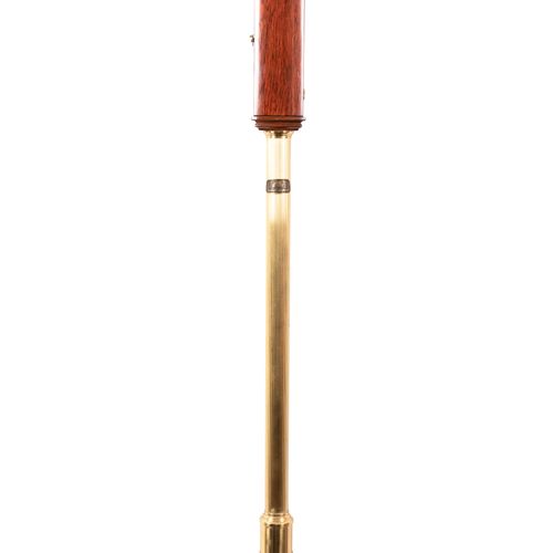 A Matthew Norman stick barometer 一个马修-诺曼的棒状气压计，20世纪末，青铜色金属，带木质顶部。 120x7厘米。