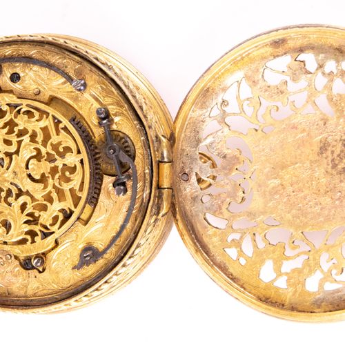 A small South-German gilt-bronze table clock Petite horloge de table en bronze d&hellip;
