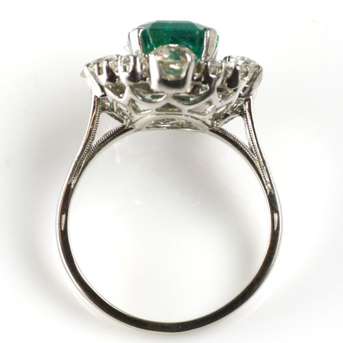 Een 14k witgouden smaragd en diamanten ring Bague en or blanc 14k avec émeraude &hellip;
