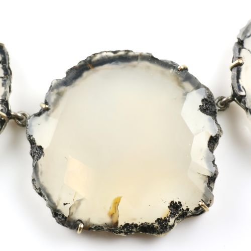 Vier colliers Quatre colliers, Un collier composé de panneaux de quartz fantaisi&hellip;