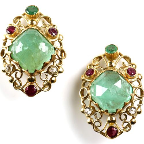 Een paar smaragd oorclips 一对绿宝石耳夹，每个耳夹中央都镶嵌着一个刻面的绿宝石，在一个椭圆形的钢丝框架中，有红宝石，绿宝石和钻石的细节&hellip;
