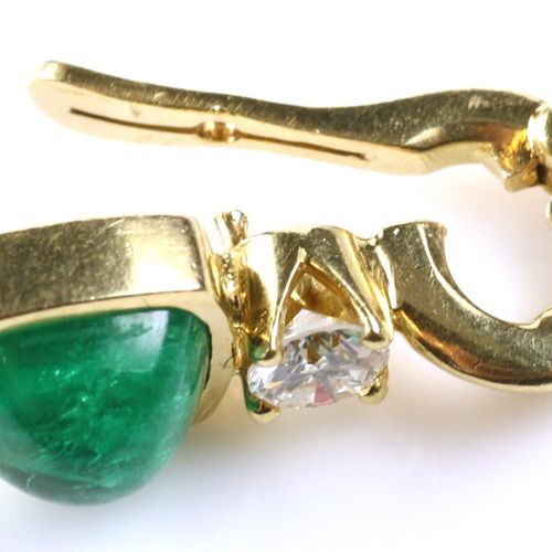 Een smaragd hanger An emerald pendant, Set with a cabochon emerald and a brillia&hellip;