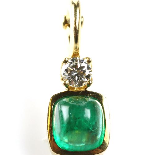 Een smaragd hanger 祖母绿吊坠，镶嵌凸圆形祖母绿和一颗明亮式切割钻石。毛重2克。,