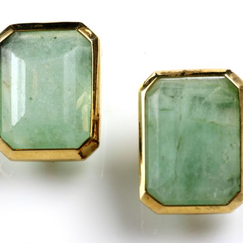 Een paar smaragd oorclips A pair of emerald ear clips, Each set with a rectangul&hellip;