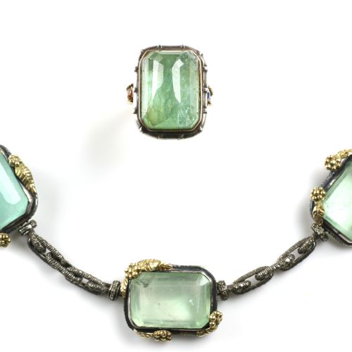 Een set smaragd sieraden 一套祖母绿首饰，项链由阶梯式切割的祖母绿组成，由镶嵌钻石的银链连接，长45.0厘米；以及一枚祖母绿戒指，上面有&hellip;