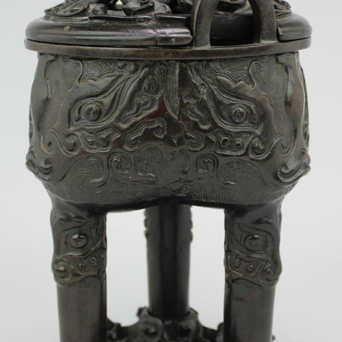 A ding (tripod censer) with wooden stand and cover Incensario ding (trípode) con&hellip;
