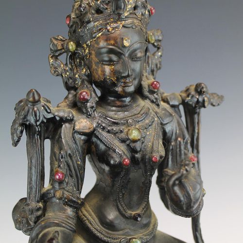 A bronze Śyāmātārā (Green Tārā) with traces of gilt 一件带有鎏金痕迹的青铜 "绿塔拉"（Śyāmātārā）&hellip;