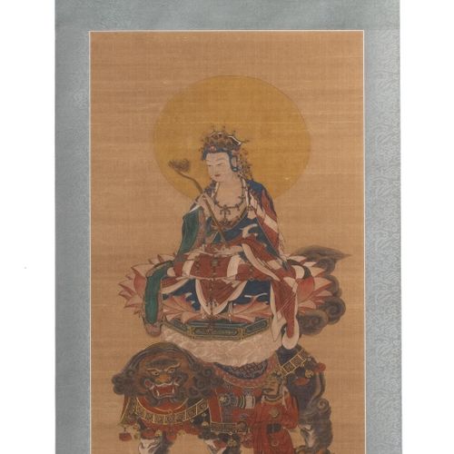 A Chinese scroll painting 中国卷轴画，19世纪或以后，中国，观音坐于狮子上，手握如意，边上有仆人。
丝绸上的水墨和彩色。未署名，52.&hellip;