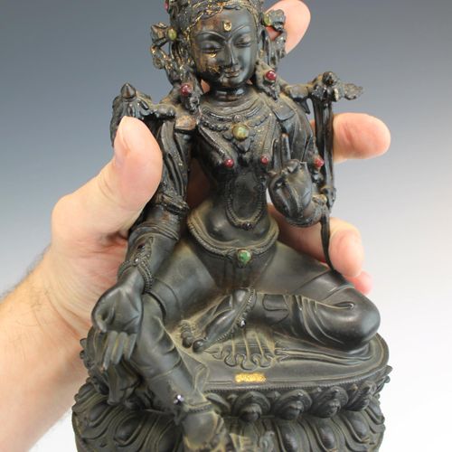 A bronze Śyāmātārā (Green Tārā) with traces of gilt Śyāmātārā (Grüner Tārā) aus &hellip;