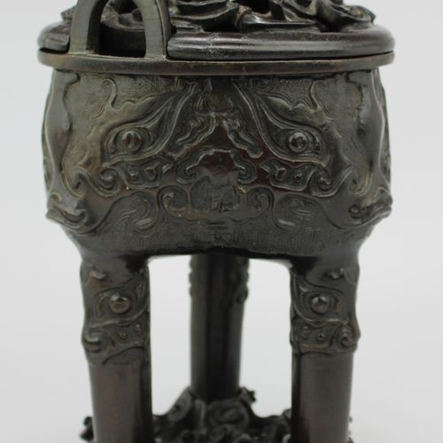 A ding (tripod censer) with wooden stand and cover Un ding (incensiere a tripode&hellip;