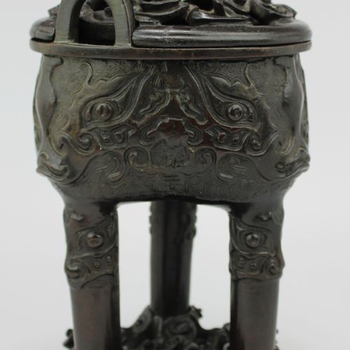 A ding (tripod censer) with wooden stand and cover Ein Ding (Dreibein-Räuchergef&hellip;