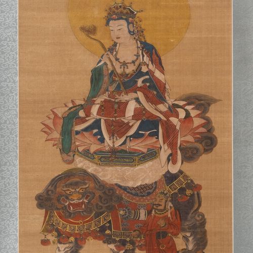 A Chinese scroll painting 中国卷轴画，19世纪或以后，中国，观音坐于狮子上，手握如意，边上有仆人。
丝绸上的水墨和彩色。未署名，52.&hellip;