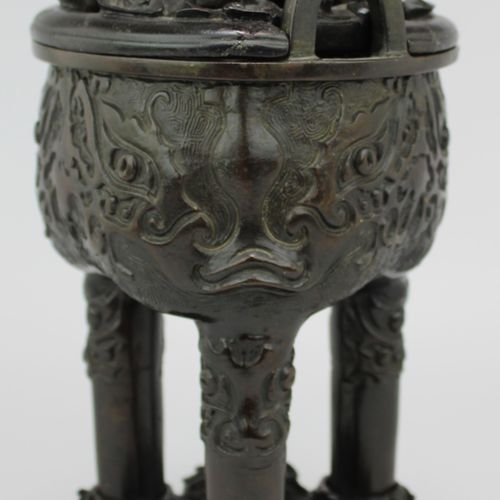 A ding (tripod censer) with wooden stand and cover Un ding (incensiere a tripode&hellip;