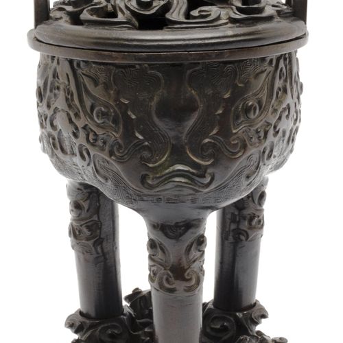 A ding (tripod censer) with wooden stand and cover Un ding (encensoir tripode) a&hellip;