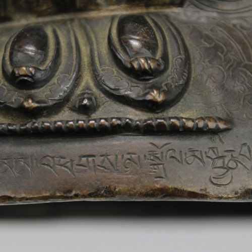 A bronze Śyāmātārā (Green Tārā) with traces of gilt Un Śyāmātārā (Tārā verde) de&hellip;