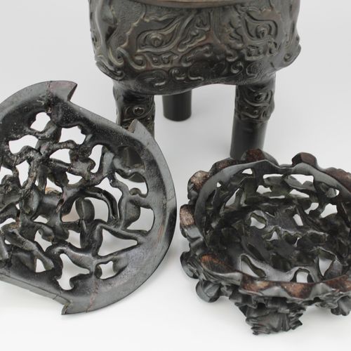 A ding (tripod censer) with wooden stand and cover 一个带木质支架和盖子的鼎，明代或可能更早，中国，一个非常精&hellip;