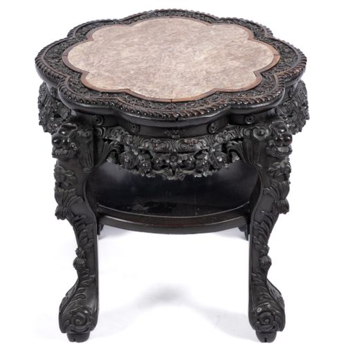 A Chinese carved hardwood and marble side table Table d'appoint chinoise en bois&hellip;