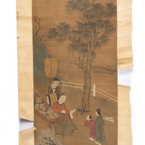 A Chinese scroll painting 一幅中国卷轴画，19世纪或更晚，中国，一个年轻的学生在仆人的陪同下在花园里见到一个学者的场景。丝绸上的水墨和&hellip;