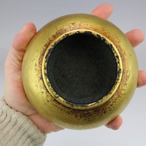 A round gilt bronze censer 圆形鎏金铜香炉，19/20世纪，中国，标有 "秦时路"（吴邦佐），著名的明代铜器制造商，但后来才按照他的风&hellip;