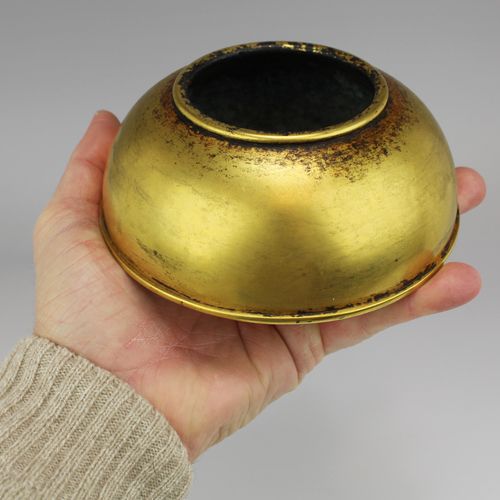 A round gilt bronze censer 圆形鎏金铜香炉，19/20世纪，中国，标有 "秦时路"（吴邦佐），著名的明代铜器制造商，但后来才按照他的风&hellip;