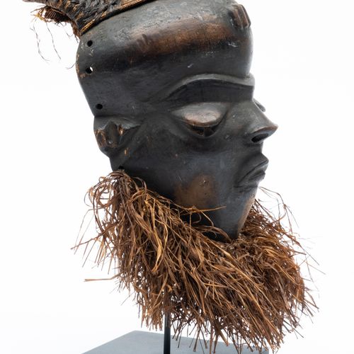 A dance mask of the Central Pende 中部彭德的舞蹈面具，这个极好的面具遵循了彭德艺术的经典大典。 它结合了构成中部地区彭德风格的&hellip;