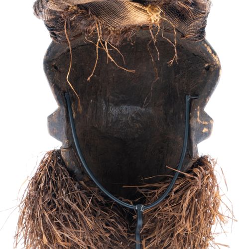 A dance mask of the Central Pende 中部彭德的舞蹈面具，这个极好的面具遵循了彭德艺术的经典大典。 它结合了构成中部地区彭德风格的&hellip;