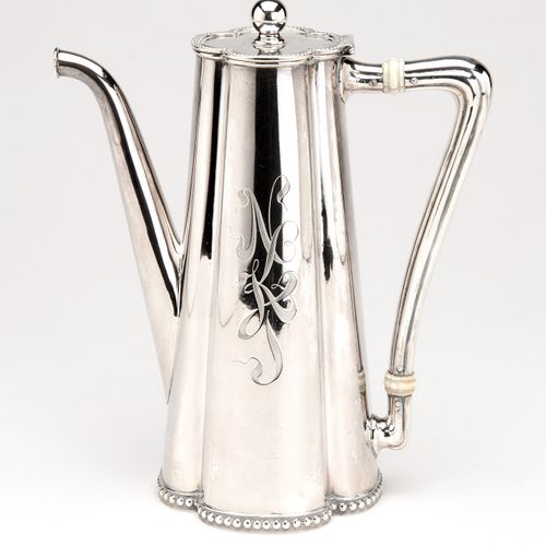 Null 一个美国银质咖啡壶，一个锥形褶皱的模型，有珠子的边框，壶身有大的字母图案，盖子上有球状的顶盖。零售商GEO, C, Shreve & Co, San &hellip;