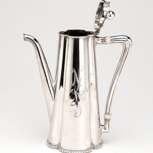 Null An American silver coffee pot, A taperend pleated model with beaded borders&hellip;