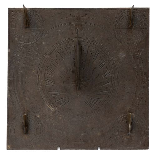 Null 一个维多利亚时代的石板日晷，由Richard Melvin制作，19世纪第三季度，36x36x14.5厘米，正方形，每个角落都有上午、下午、晚上和夜间&hellip;