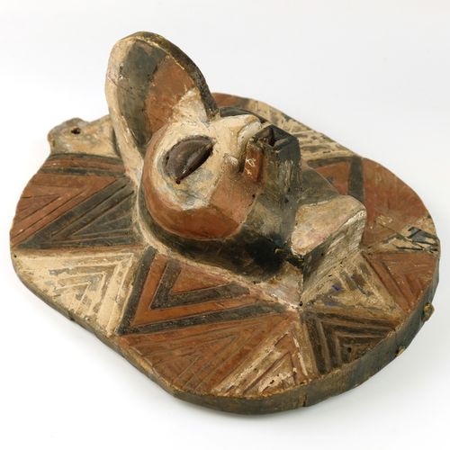 Null 一个来自刚果的木制Songye面具，20世纪，高32.5厘米x宽26厘米，一个木制Songye牌子，椭圆形，中间是一个浮雕的kifwebe面具，上面有&hellip;