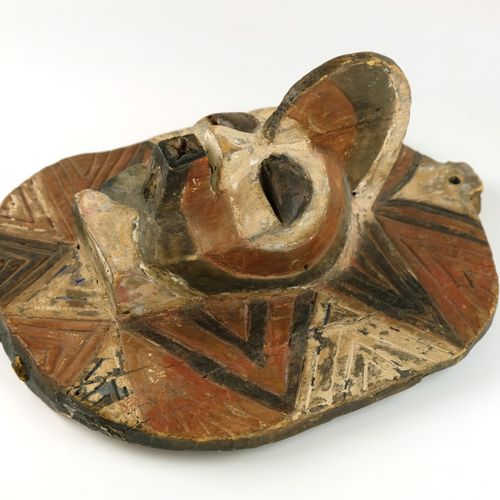 Null 一个来自刚果的木制Songye面具，20世纪，高32.5厘米x宽26厘米，一个木制Songye牌子，椭圆形，中间是一个浮雕的kifwebe面具，上面有&hellip;