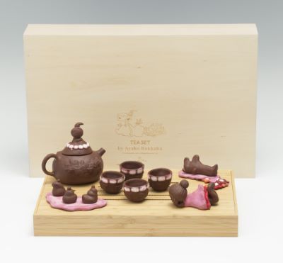 Ayako Rokkaku_TEA SET Boccaro，2020年，证书上有墨水签名，茶壶底部和证书上有编号63/225，装在一个原始的木盒里，与艺术家的证&hellip;