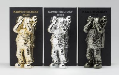 KAWS_KAWS HOLIDAY SPACE (Gold/ Silver/ Black) un ensemble de trois figurines en &hellip;