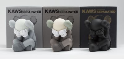 KAWS_KAWS SEPARATED (Gray/ Brown/ Black) un ensemble de trois figurines en vinyl&hellip;