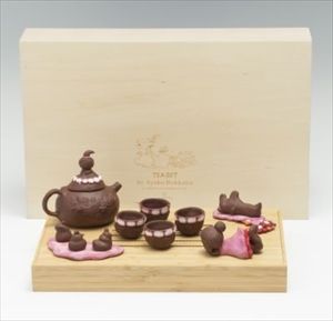 Ayako Rokkaku_TEA SET Boccaro，2020年，证书上有墨水签名，茶壶底部和证书上有125/225的编号，装在原来的木盒里，与艺术家的证&hellip;