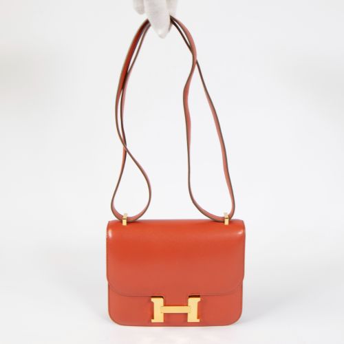 Null Sac à main Hermès en cuir modèle Constance couleur corail avec sac et boîte&hellip;