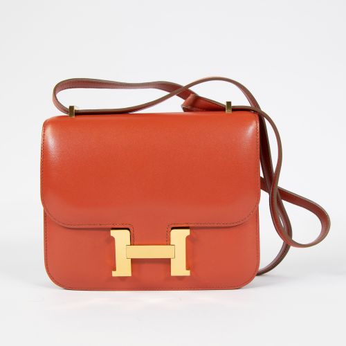 Null Sac à main Hermès en cuir modèle Constance couleur corail avec sac et boîte&hellip;