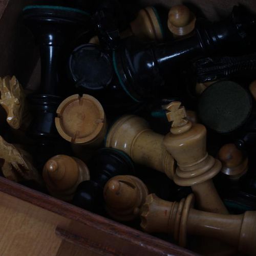 Null 盒装木制象棋，国王高3 3/4"，装在一个蓝色天鹅绒衬里的桃花心木箱子里，连同另一个较小的斯汤顿类型的自然和紧张的黑木，国王3"，装在一个桃花心木箱子&hellip;