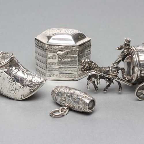 Null 一个维多利亚后期的银质小盒和盖子，进口商J.G. Perry，伦敦1901年，可能是荷兰的，模型是一匹马和一个拉着大桶马车的车夫，3英寸长，2盎司11&hellip;