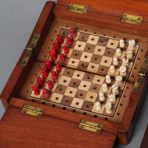 Null 一套EDWARDIAN JAQUES OF LONDON的旅行象棋，自然和染色的红骨，国王1/2 "高，包含在原来的铰链和折叠的桃花心木盒子里，印有制&hellip;