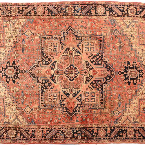 HERIZ 东阿塞拜疆

1950年左右

棉质地面上的羊毛地毯。380x286厘米。

条件与年龄相符。