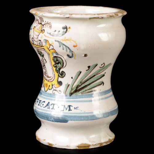 Albarello 可能是19世纪。

意大利文艺复兴时期Albarelli风格的小瓷器，圆柱形，下部和颈部下有隆起，在白色釉面上用鲜明的火彩在正面绘有纹章图案&hellip;