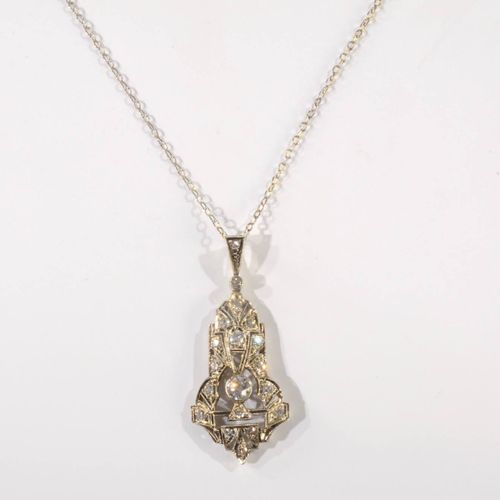 COLLIER MIT DIAMANTEN 奥地利，1925年后

白金项链，吊坠为装饰艺术风格，中央为约0.17克拉的明亮式切割钻石，5颗小型明亮式切割钻石和&hellip;
