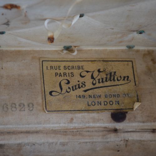 Null 
VUITTON, Malle à courrier, porte une étiquette "1 rue Scribe - Paris, Loui&hellip;