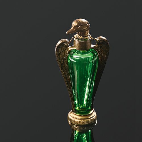Guerlain flacon modèle «canard» Exceptionnel flacon en verre vert dont le boucho&hellip;