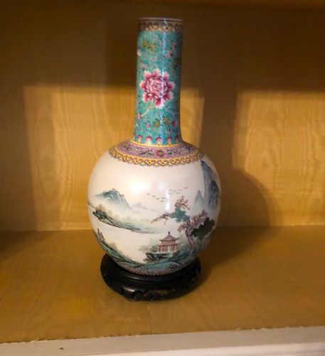 Null Vase à long col, porcelaine polychrome à décor sur le pourtour d'une scène &hellip;