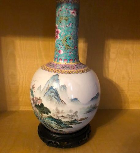 Null Vase à long col, porcelaine polychrome à décor sur le pourtour d'une scène &hellip;