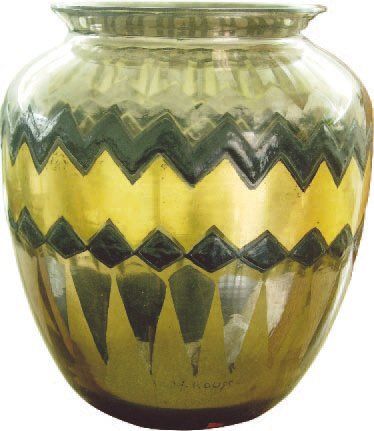 Gabriel ARGY-ROUSSEAU (1885-1953) Vase à corps ovoïde et col galbé ouvert. Épreu&hellip;