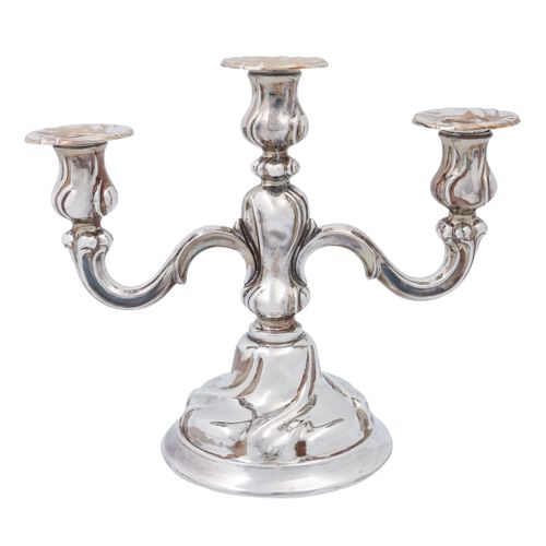 3-flammiger Kerzenleuchter, versilbert, 20./21. Jhd. 3-flame candlestick, silver&hellip;